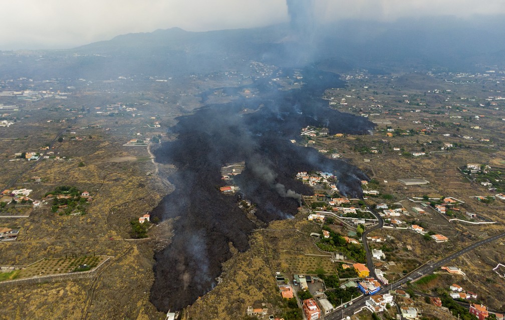 Lava da erupção do vulcão Cumbre Viejo flui destruindo casas na ilha de La Palma/Emilio Morenatti/AP