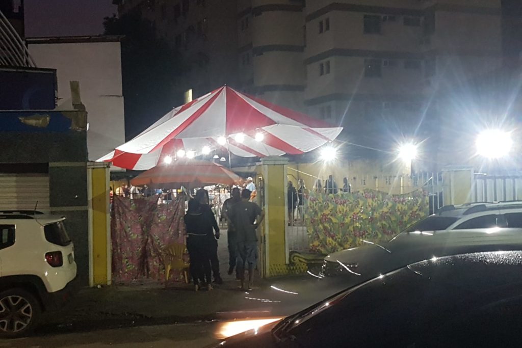 Organizadores ergueram tenda em um estacionamento na Rua Dr. Guimarães/Reprodução