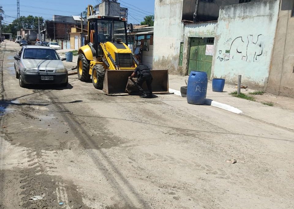 O trabalho de desobstrução das ruas foi feito com o auxílio de uma máquina 