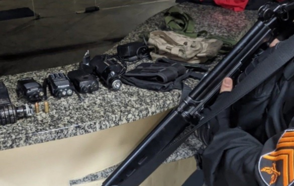 Material apreendido dentro do veículo usado pelos criminosos/Divulgação/Polícia Militar