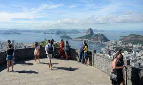 Turistas contemplam a cidade do Rio do Cristo Redendor/Reprodução 
