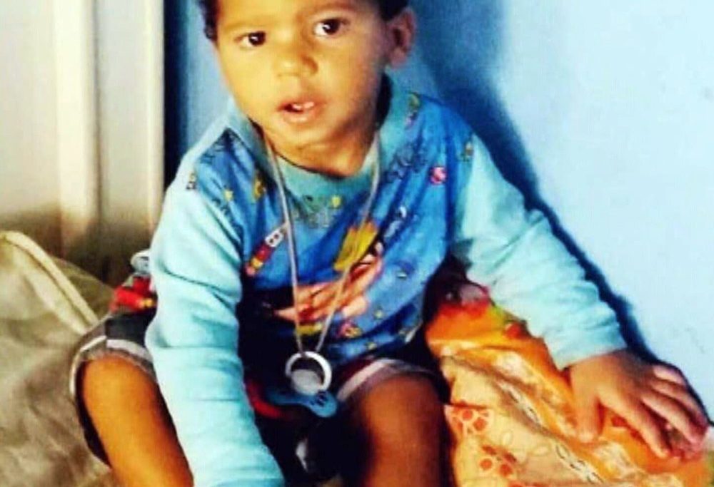 Mário Neto Ferreira Lourenço, de 1 ano e meio, cortava o cabelo quando foi atingido por bala perdida