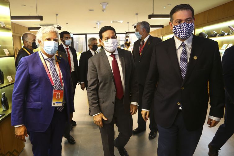 O vice-presidente Hamilton Mourão durante visita ao pavilhão de Portugal na Expo Dubai 2020/Divulgação
