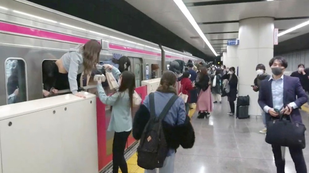 Passageiros fogem pelas janelas de vagão de trem após ataque com faca em trem de Tóquio