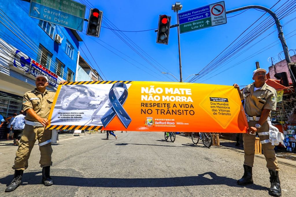 Agentes de trânsito estendem faixa no Centro de Belford Roxo: respeite a vida no trânsito
