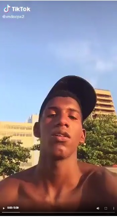 Vicson Ribeiro aparece em vídeo no qual narra o furto de um telefone celular na Praia de Copacabana, na Zona Sul do Rio