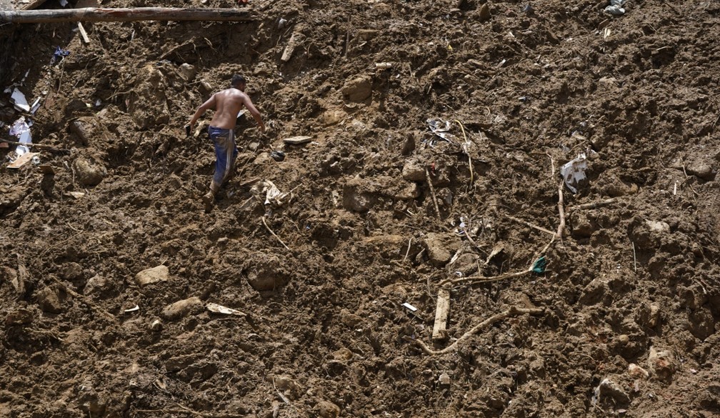Morador busca vítimas soterradas na lama
