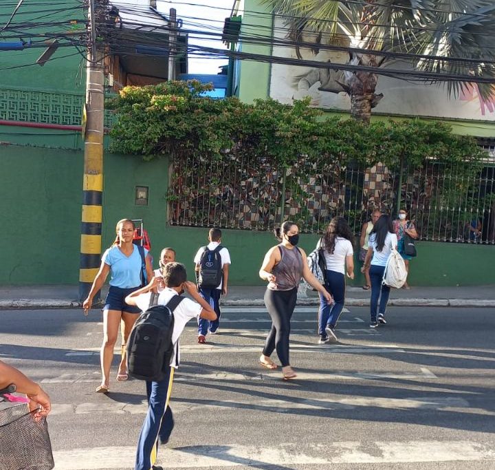 Perigo no trânsito-01 A movimentação de pedestres em frente ao Colégio Novo Horizonte é intenso