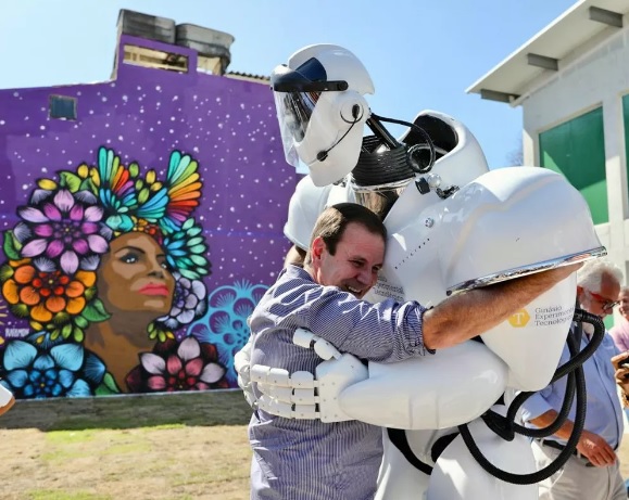Robô abraça Eduardo Paes após forte aperto de mão