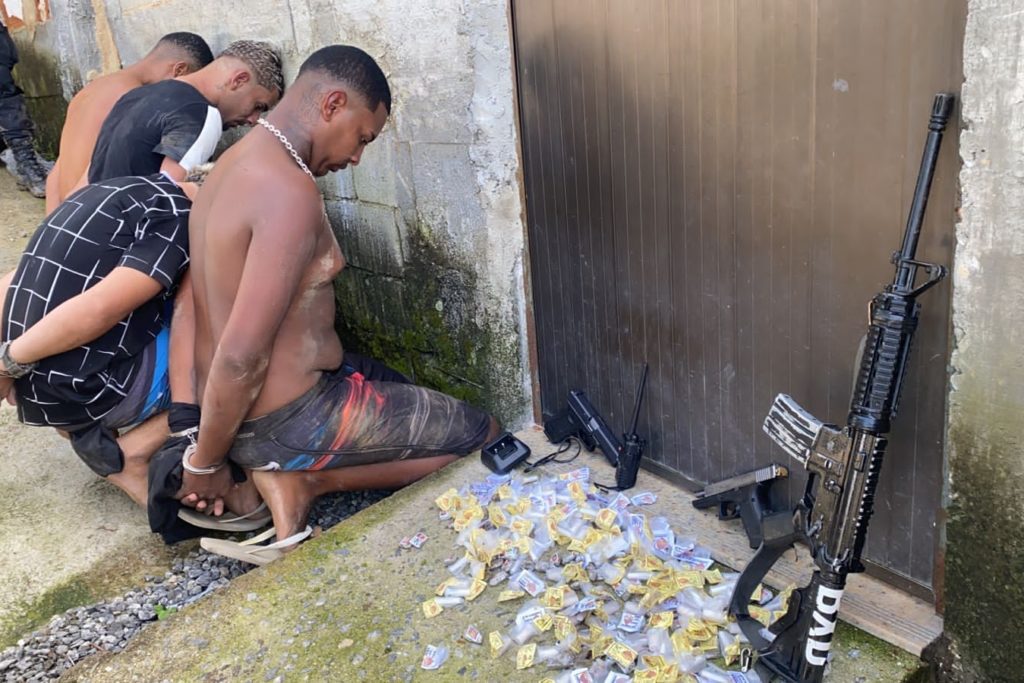 O certo tático da PM capturou os quatro os marginais após troca de tiros 