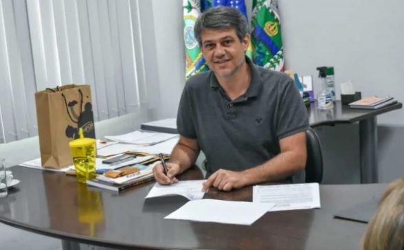 Cinco disparos atingiram a fachada da casa, varanda, além de um carro estacionado em frente ao portão da casa de Alexandre Serfiotis