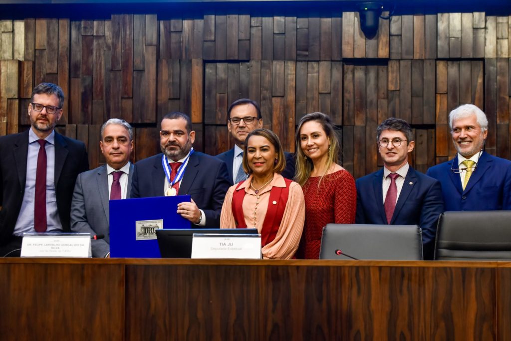 Presidente da Casa, André Ceciliano (2º à esquerda), o juiz Felipe Carvalho e deputados no ato solene