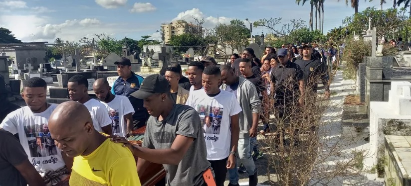 Familiares e amigos na cerimônia de sepultamento de Jorge Luiz Antunes no Cemitério Municipal de Nova Iguaçu