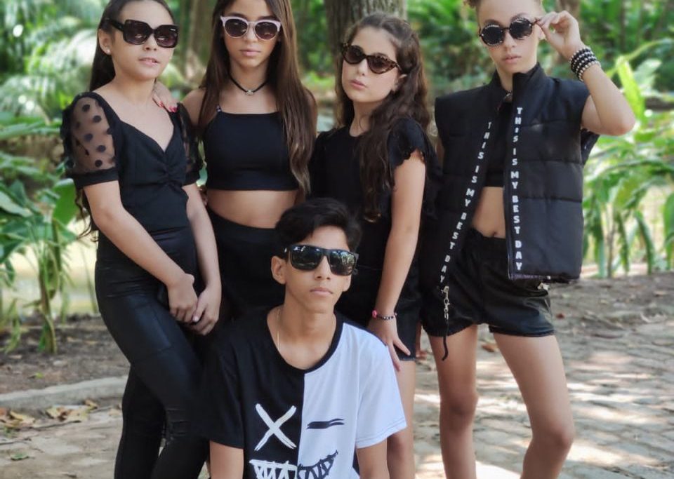 Stinto-01 Os atores Alana Calabria, Arthur Damasceno, Carol Binder, Julia Borges e Sophia Capler aprontam todas na produção