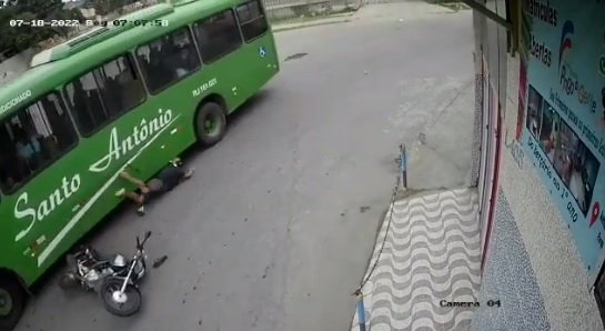 Uma das rodas do ônibus passou sobre a cabeça do motociclista/Reprodução de vídeo