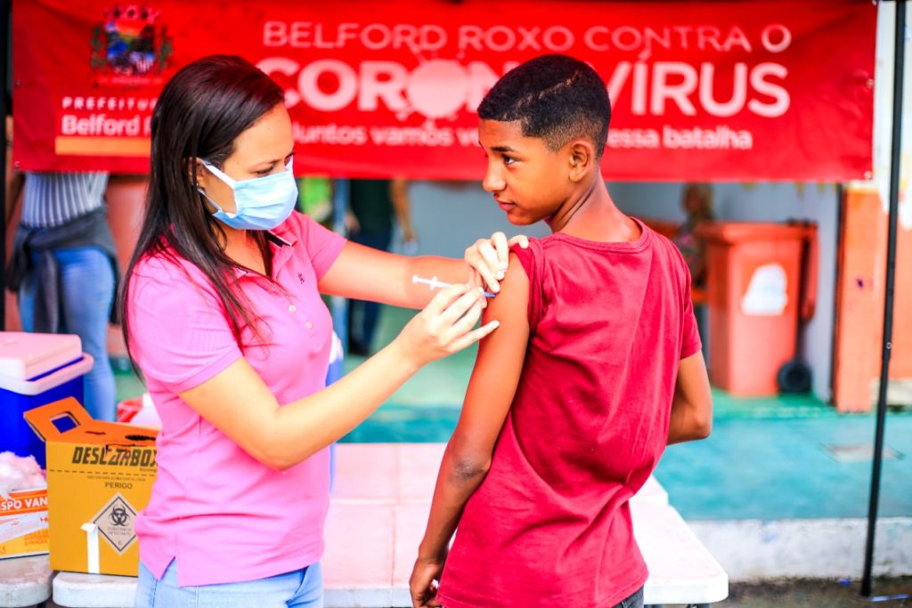 Crianças acima dos 12 anos já estão recebendo a 3ª dose da vacina contra a Covid-19/Rafael Barreto/PMBR