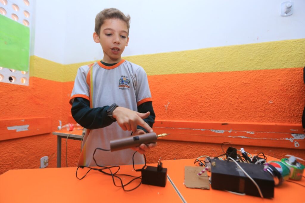 Desde pequeno, Diogo Fazoli, de 11 anos, cria diversos objetos/Rafael Barreto/PMBR