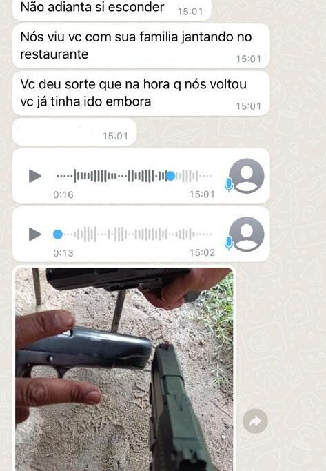 Os criminosos exibem armas nas mensagens enviadas pelo WhatsApp/Reprodução 