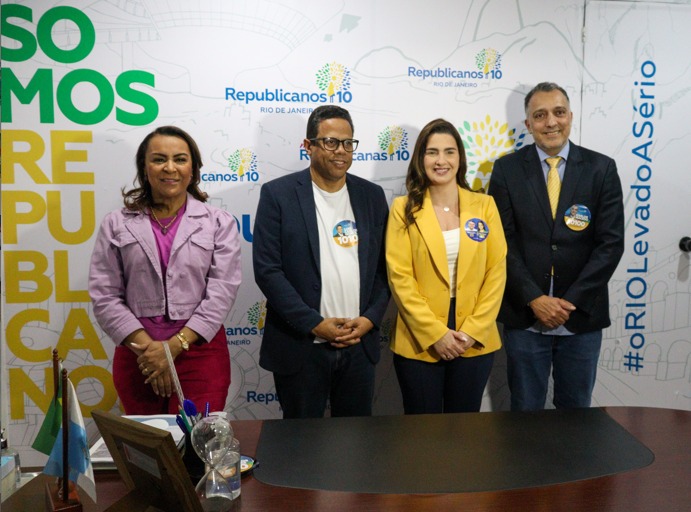Tia Ju, Luis Carlos Gomes, Clarissa Garotinho e Carlos Macedo reunidos durante solenidade no Republicanos/Divulgação