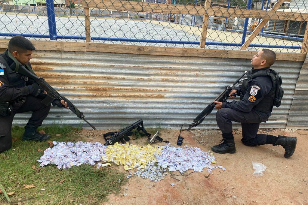 Na comunidade Coreia, em Mesquita, os policiais militares apreenderam uma pistola, um kit Roni e drogas, além de um radiotransmissor/Divulgação