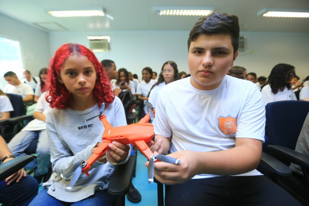Maria Vitória e Marlon Silva aprenderam como funciona um drone/Rafael Barreto/PMBR