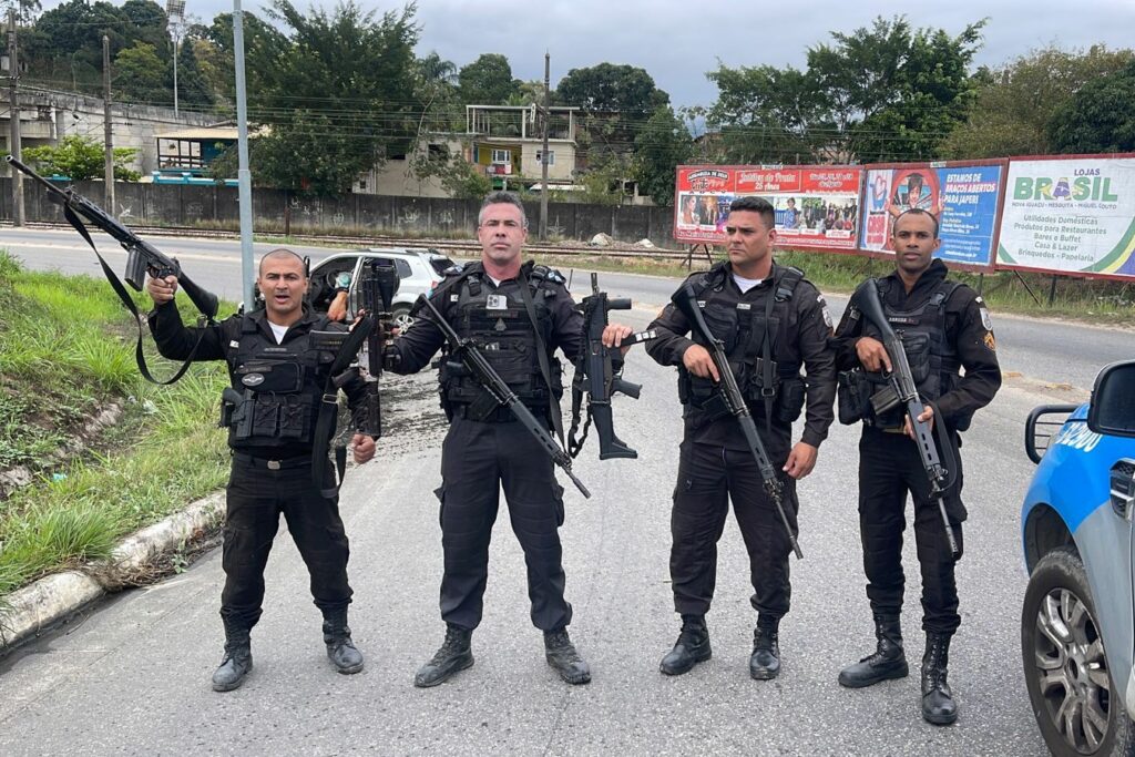 Os policiais do 24º BPM com as armas apreendidas após o confronto/Reprodução 