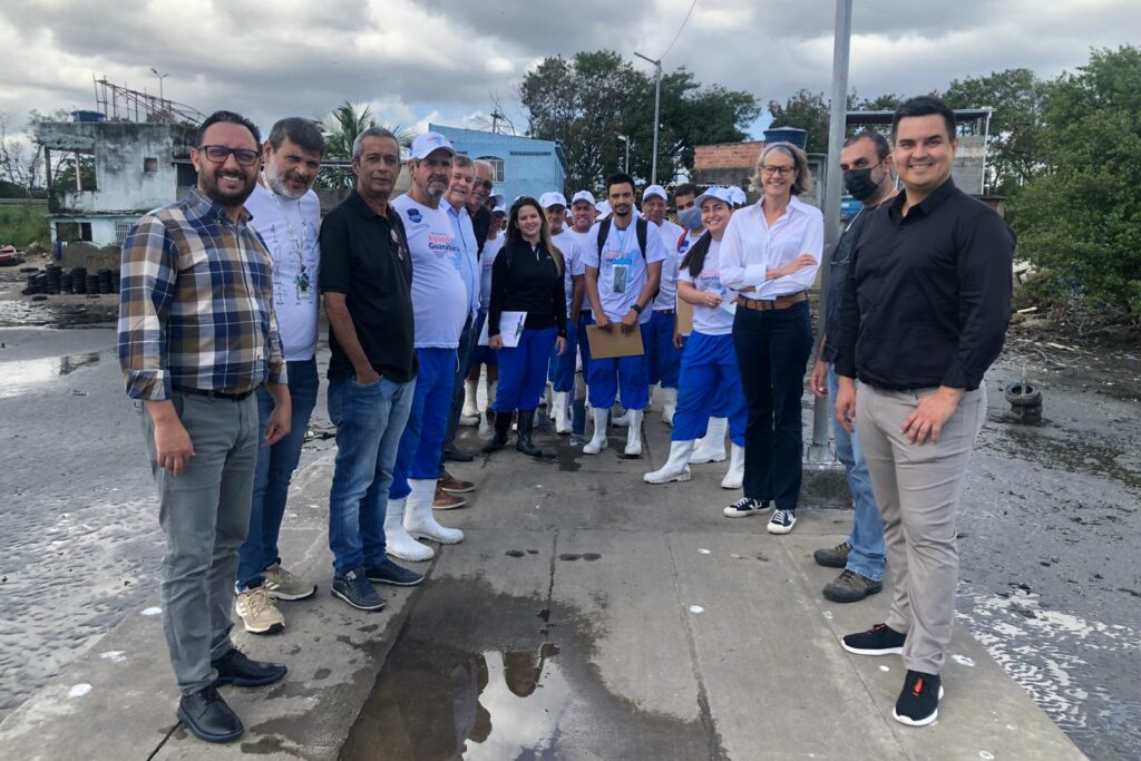 Integrantes da empresa americana e integrantes de colônias que fazem parte do projeto “Águas da Guanabara”/Divulgação/Governo do RJ