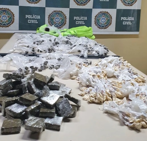 Os agentes foram apreendidos 656 tabletes pequenos de maconha e 362 sacolés de cocaína/Divulgação/ Polícia Civil