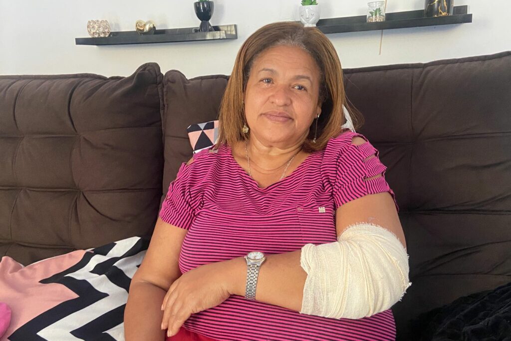 A cuidadora Iara
Alcântara da Silva precisou levar dez pontos no braço esquerdo/Divulgação
