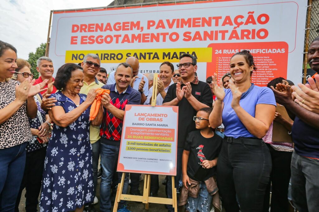 O prefeito Waguinho fez o anúncio das obras para a felicidade da aposentada Jarlita Belarmino/Rafael Barreto/PMBR