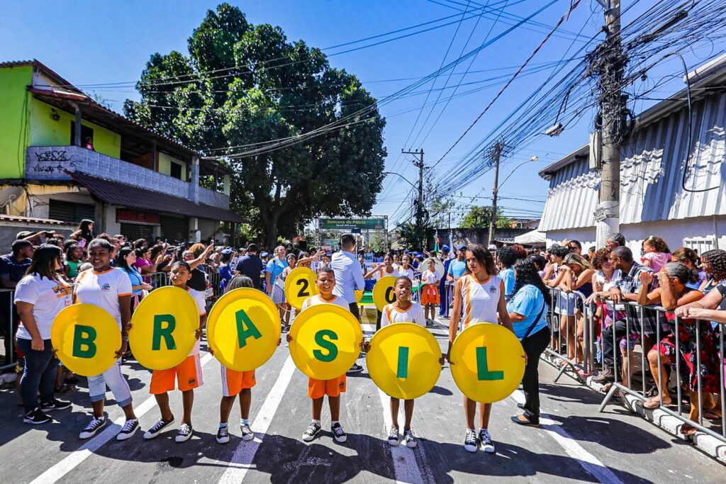 Alunos mostraram a criatividade e fizeram uma bandeira do Brasil com copos descartáveis/Rafael Barreto/PMBR