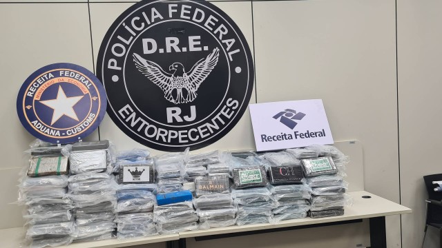 Policiais e agentes da Receita Federal encontraram a cocaína em um contêiner de um navio/Divulgação/Polícia Federal/Receita Federal