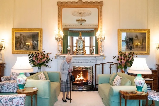 Rainha Elizabeth II no castelo de Balmoral, na Escócia, em 6 de setembro de 2022/Jane Barlow/Divulgação/Reuters