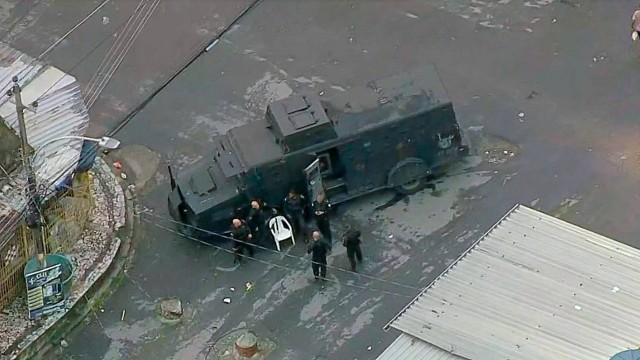 Polícia usa blindado em operação na Vila Kennedy/Reprodução 