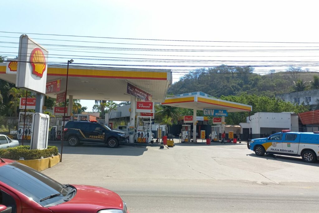 Operação Petróleo Real checa qualidade de produtos e possíveis fraudes em posto de Nova
Iguaçu/Reprodução