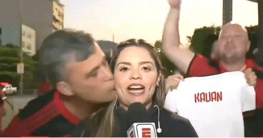 Marcelo Benevides Silva beija a repórter no link ao vivo/Reprodução 