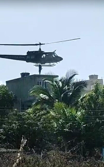 Imagens que circulam nas redes sociais mostram o momento em que a aeronave se aproxima da casa localizada no Jardim Maracanã/Reprodução/Redes sociais 