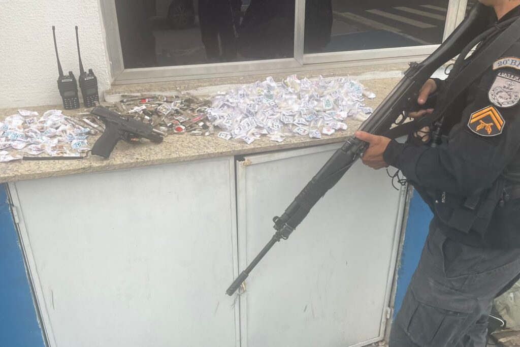 Drogas e arma apreendidas pelos policiais em comunidade de Nilópolis/Divulgação