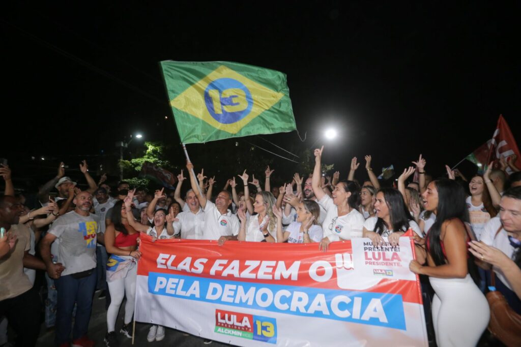 A caminhada atraiu milhares de pessoas para a Praça Getúlio Vargas, no Centro de Belford Roxo/Divulgação 