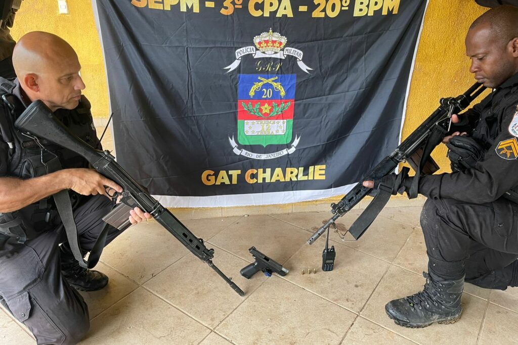 Os agentes do GAT com a pistola apreendida/Divulgação