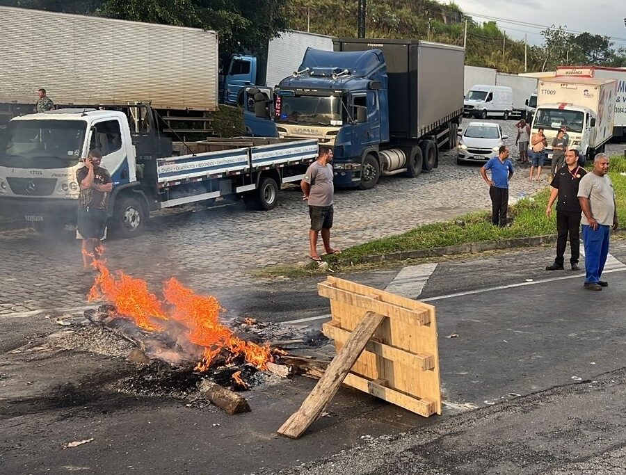 Trecho de bloqueio na Rodovia Raposo Tavares em Sorocaba (SP)/Reprodução