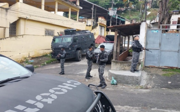 Agentes realizam buscas no complexo de favelas para localizar e prender os assassinos dos dois policiais/Cléber Mendes/Agência O Dia