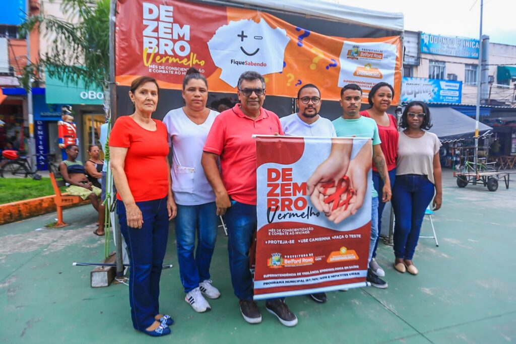 Equipe da Secretaria de Saúde faz campanha com informações sobre o combate a Aids/Rafael Barreto