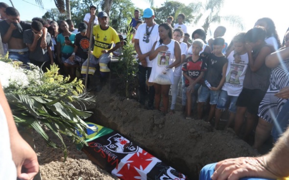 Enterro do menino Kaylon Silva, 13 anos, no Cemitério de Bongaba, em Magé/Érica Martin/Agência O Dia