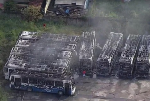 Pelo menos dez ônibus escolares foram destruídos pelas chamas/Reprodução