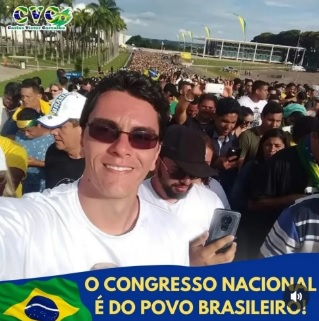 Carlos Victor Carvalho estava em Brasília na tarde dos ataques e chegou a postar uma foto no meio dos golpistas//Reprodução/TV Globo