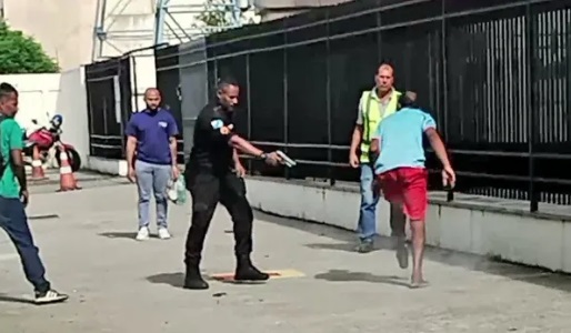 Durante discussão, o homem acabou atingido pelos disparos/Reprodução de vídeo