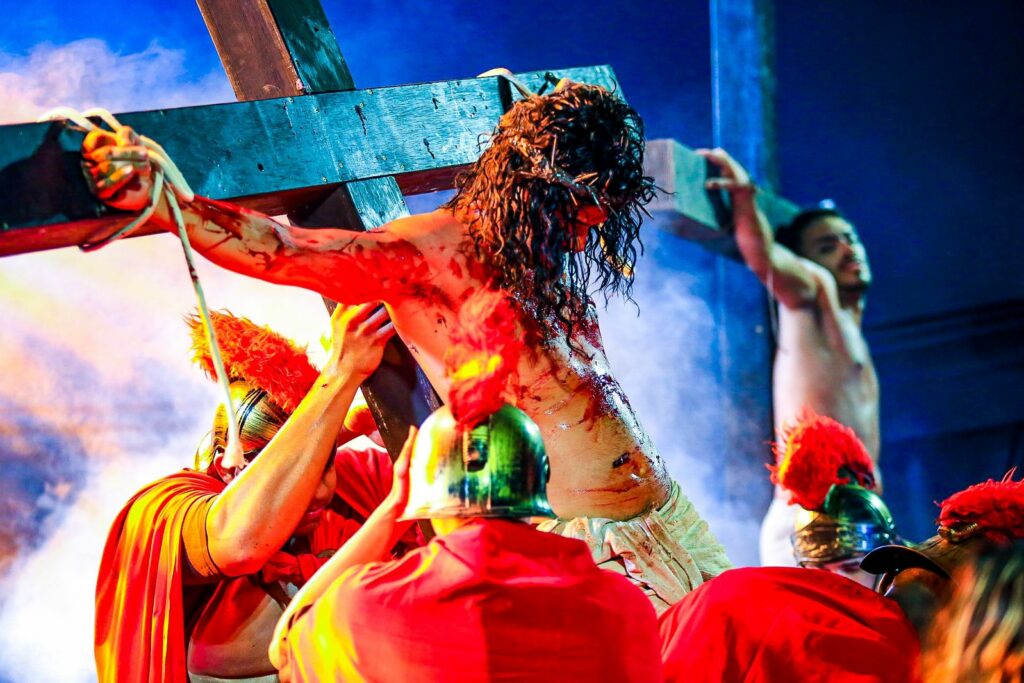Na encenação, Jesus Cristo é posto na cruz, observado por soldados/Rafael Barreto/PMBR